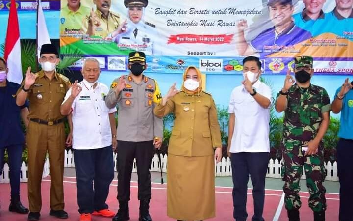 Bupati Ratna Machmud Buka Turnamen Badminton Bupati Cup Tahun 2022