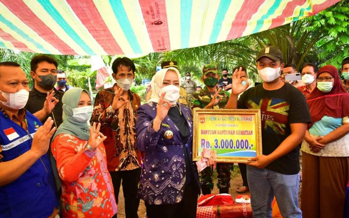 Empati & Peduli, Bupati Ratna Machmud Tinjau Lokasi Bencana Puting Beliung Serta Berikan Bantuan