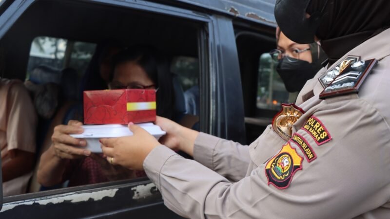 Polwan Polres Mura Wujud Perhatian Peringati Hari Kartini Menggelar Bagi Takjil