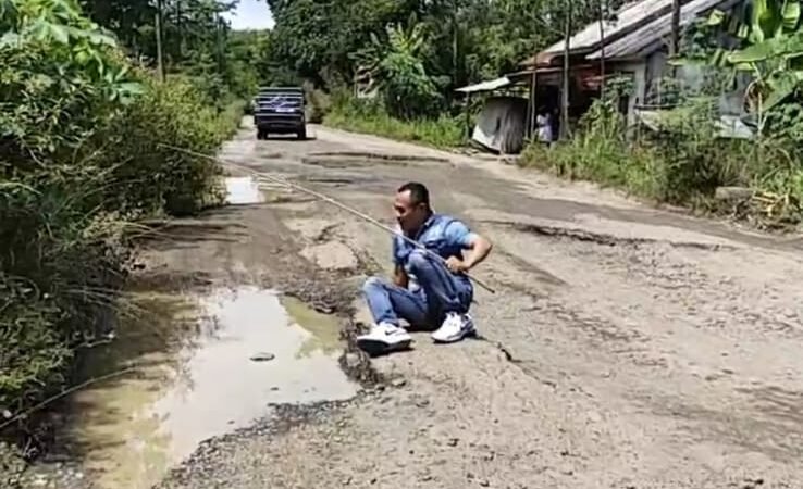 Ironis Musi Rawas, Antara Jalan Rusak Dan Mobil Dinas Baru