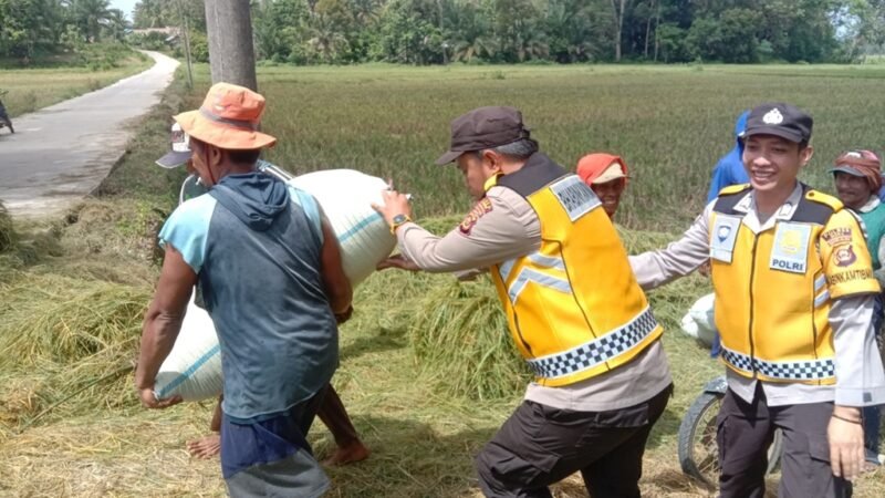 Kapolsek Purwodadi Jalinan Keakraban Dengan Masyarakat Dan Menghimbau Vaksin