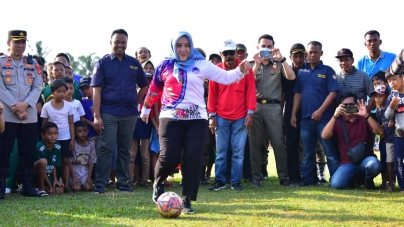 Support Kemajuan Sepak Bola, Bupati Saksikan Final Putra dan Ibu-ibu Karang Taruna