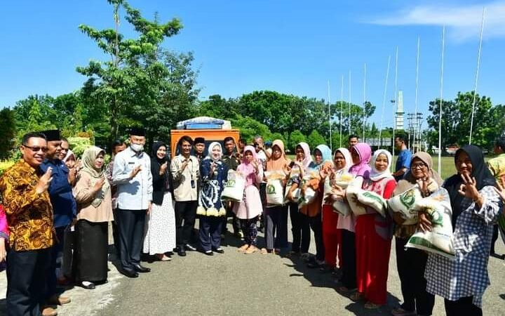 Bupati Launching Bantuan Pangan Beras Masyarakat Miskin