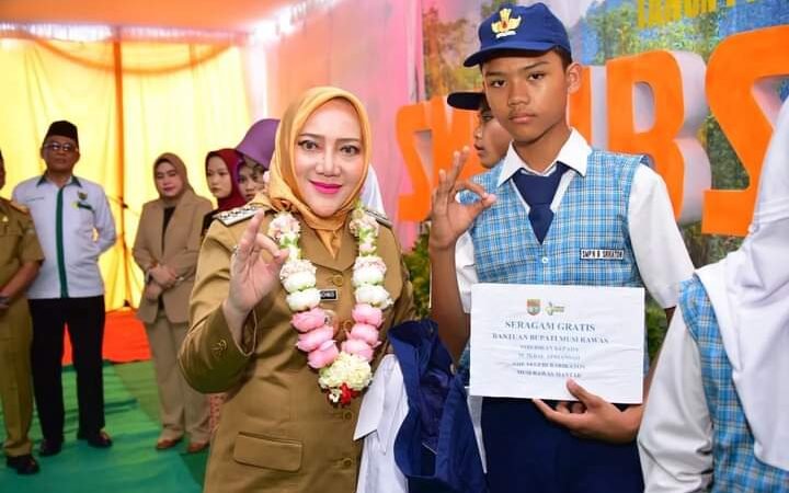 Bupati Ratna Machmud Salurkan Bantuan Seragam Sekolah, Realisasi Mura Mantab