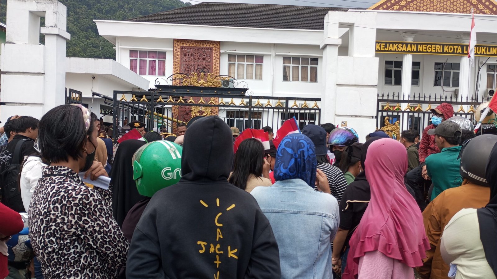 Pertanyakan Lambannya Penanganan Kasus UU ITE FDJ Riska Kitty, Kejari Digeruduk Aliansi Silampari